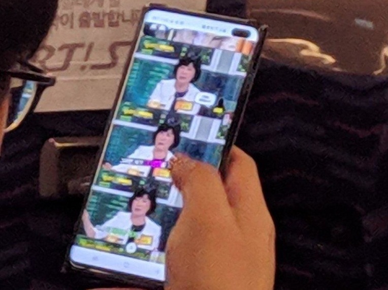Galaxy S10+ bất ngờ lộ diện trên xe buýt tại Hàn Quốc