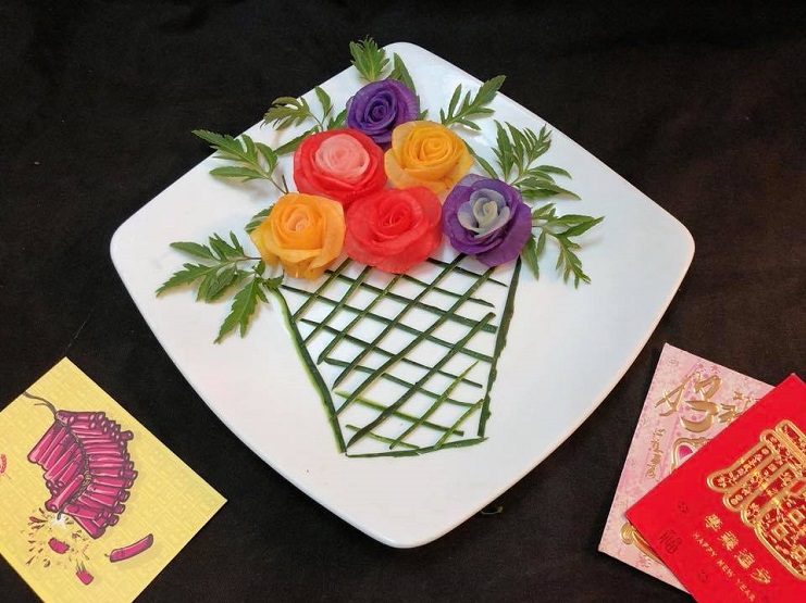 Trang trí bàn ăn dịp Tết với hoa hồng làm từ củ cải trắng