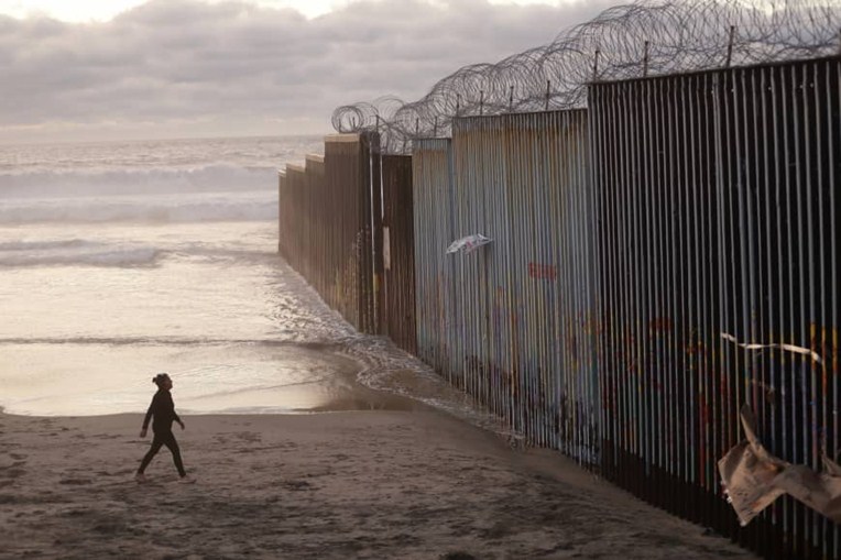 Bức tường biên giới của Trump… đụng tường