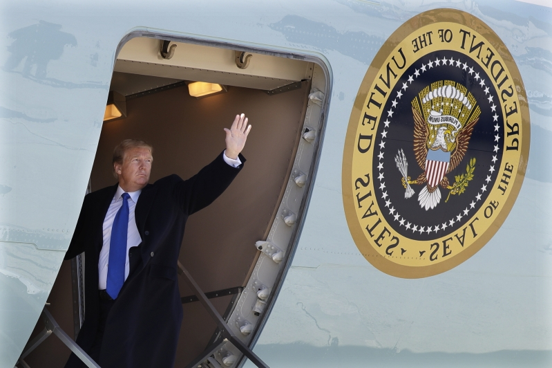 Tổng thống Mỹ Donald Trump đã lên chuyên cơ sang Việt Nam