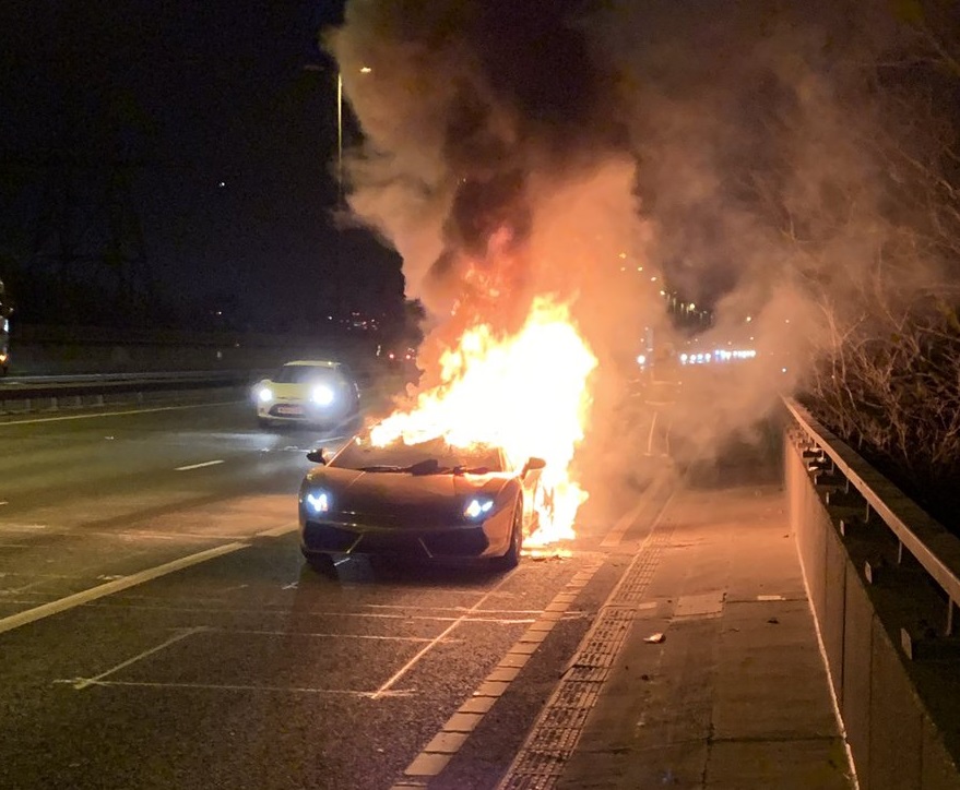 “Siêu bò” Lamborghini cháy ngùn ngụt khi vừa rời khỏi gara sửa chữa