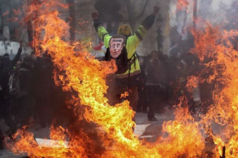 Biểu tình “Áo vàng” tuần thứ 18 liên tiếp: Bạo lực, đốt phá bao trùm Paris