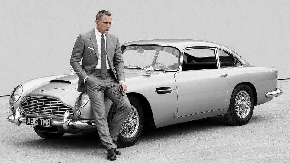 James Bond chia tay động cơ V8 để “kết hôn” với xe điện