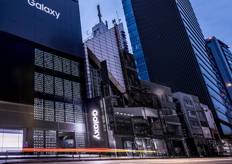 Samsung chịu chơi dùng 1.000 smartphone Galaxy trang trí cửa hàng
