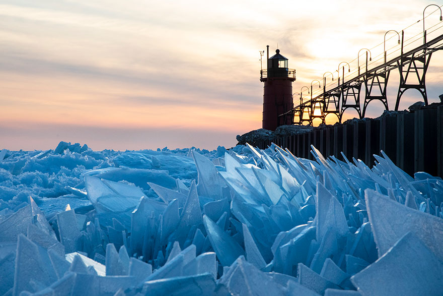 Khung cảnh băng tan kỳ lạ tại hồ Michigan của Mỹ