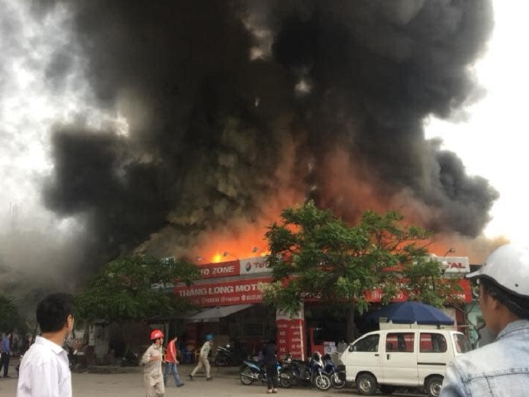 Cháy lớn trên đường Lạc Long Quân, Hà Nội