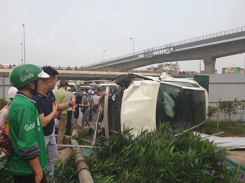 Ô tô Mercedes mất lái tông hàng loạt xe máy rồi lật nghiêng tại Hà Nội