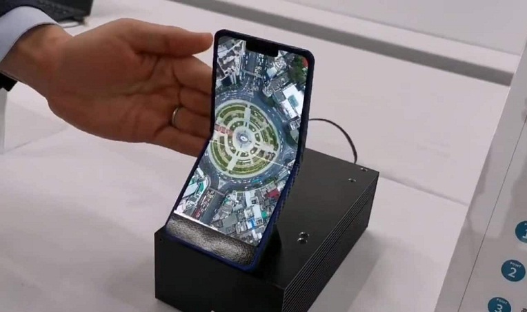 Galaxy Fold bị smartphone của Sharp qua mặt trong màn trình diễn gập mở