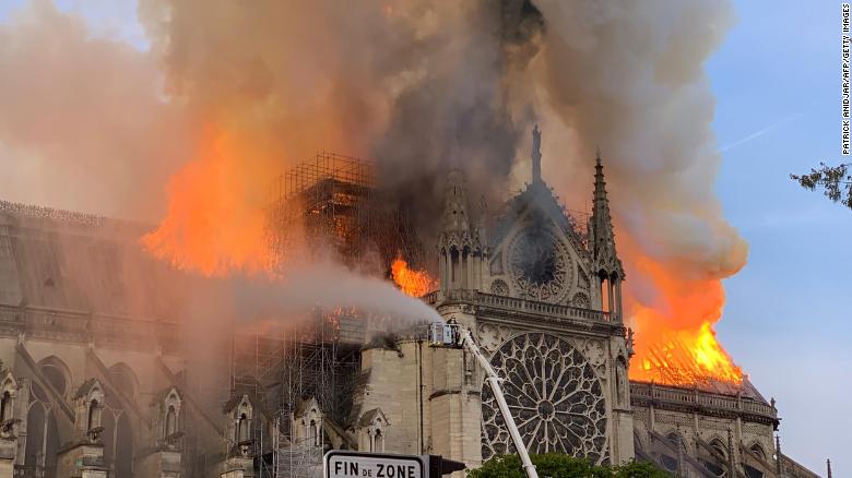Cháy lớn tại nhà thờ Đức Bà Paris