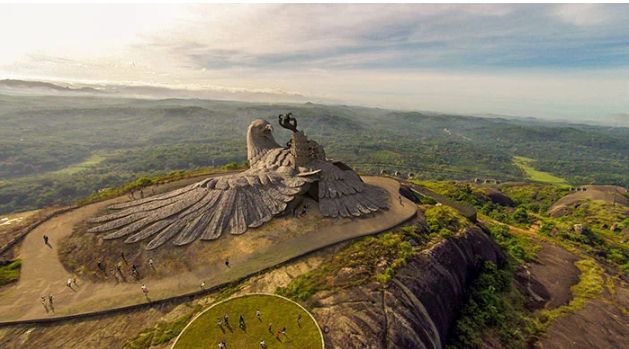 Người nghệ sĩ dành 10 năm để điêu khắc tượng chim đại bàng lớn nhất thế giới