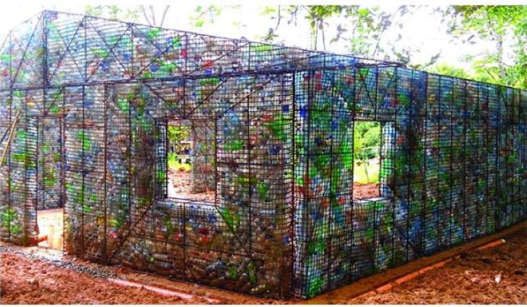 Ngôi làng xây từ chai nhựa tái chế 