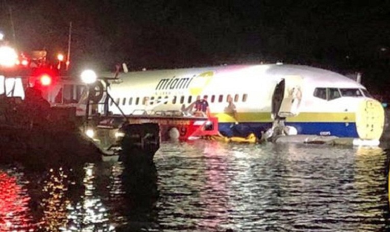 Boeing 737 lâm nạn, 143 hành khách và phi hành đoàn lao xuống sông