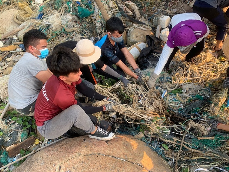 Nhóm bạn trẻ tốn nhiều ngày dọn bãi rác tồn đọng cả chục năm tại Sơn Trà