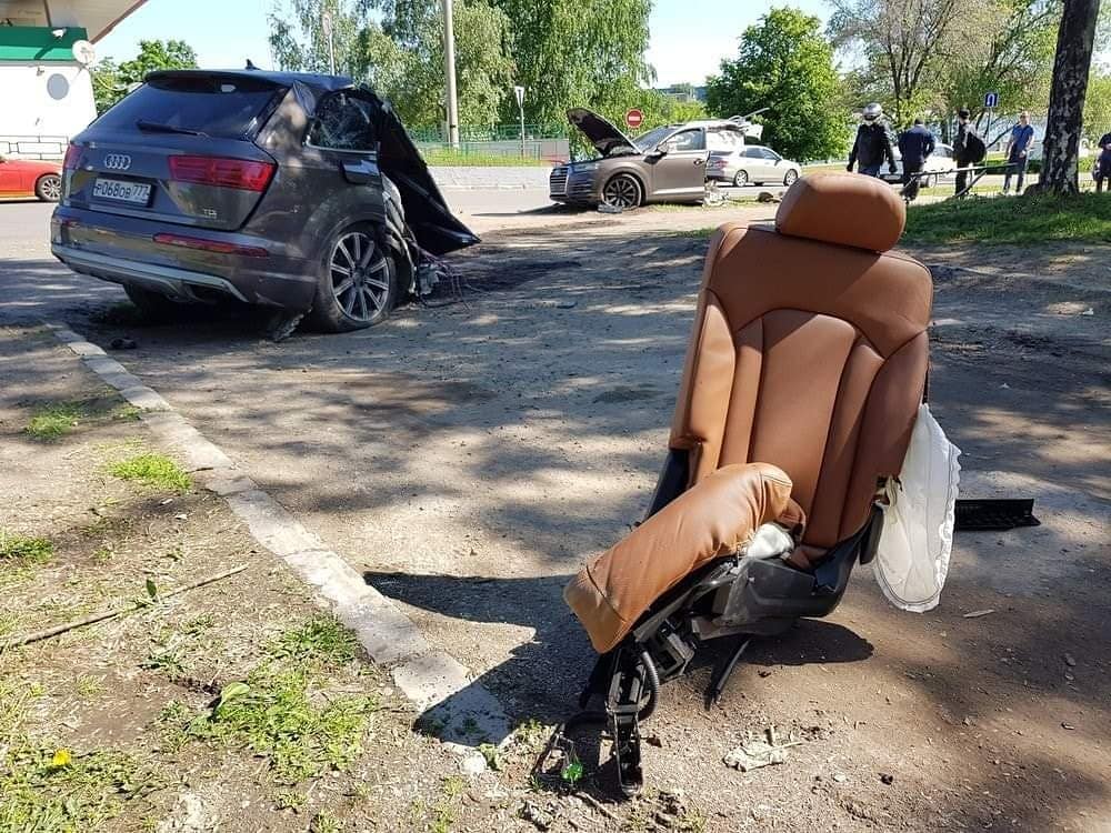 Audi Q7 đứt đôi sau tai nạn, tài xế may mắn sống sót