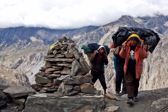 Người Sherpa và những bí mật khách du lịch ngại hỏi