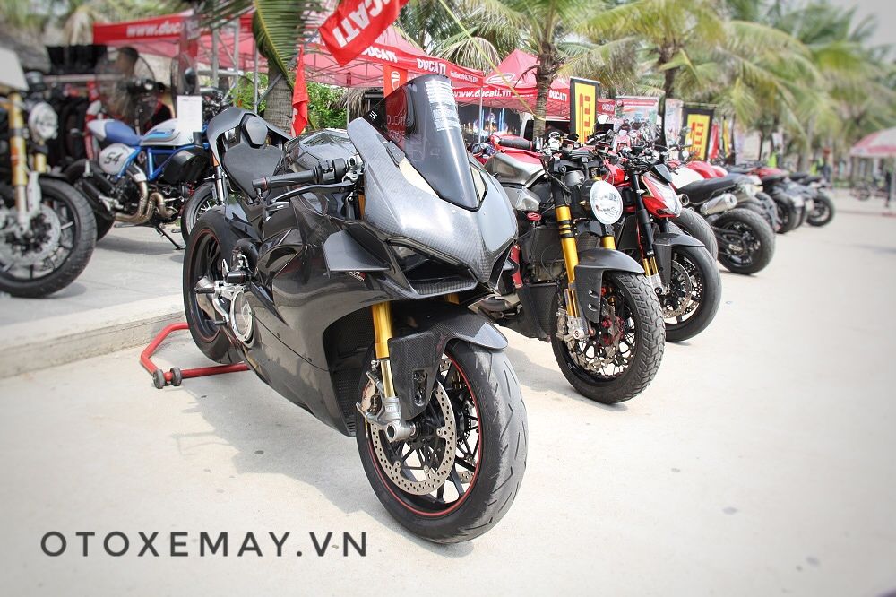 Cận cảnh Ducati V4S hóa thân V4R với dàn áo Carbon độc nhất Việt Nam