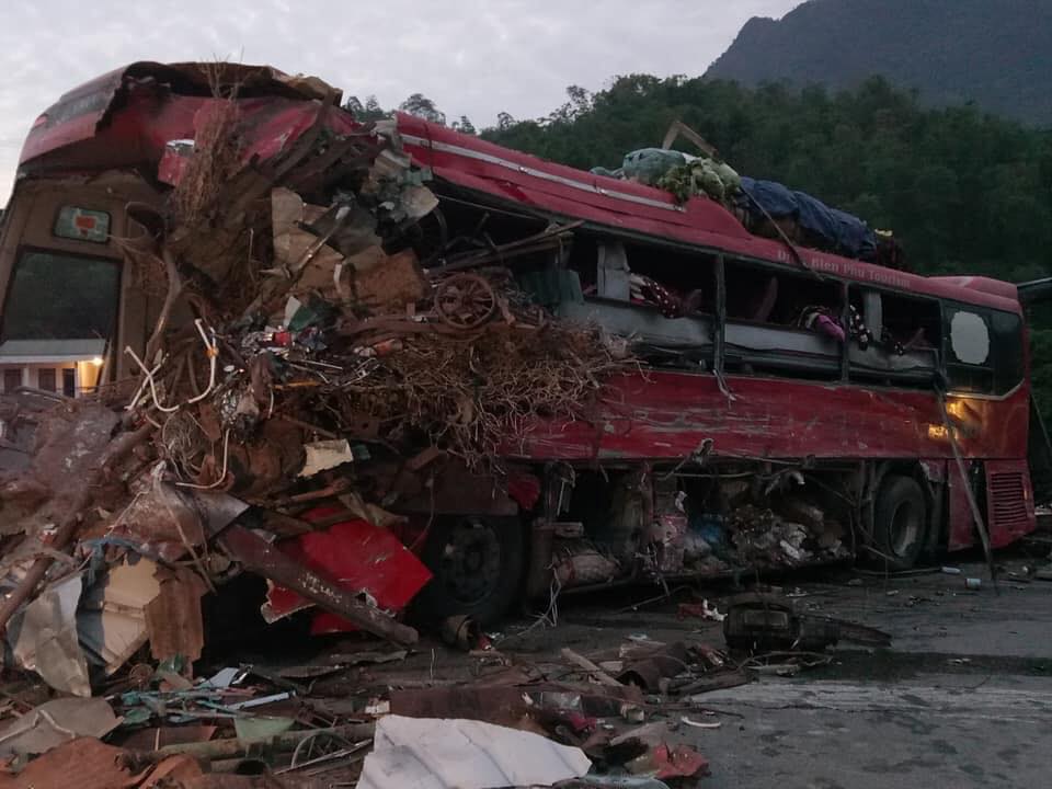 Tai nạn nghiêm trọng ở Hòa Bình khiến 40 người thương vong