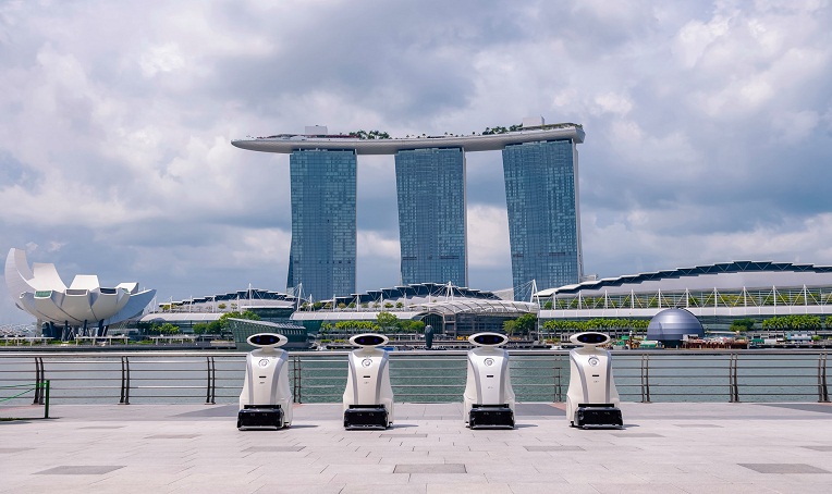 Singapore dùng robot biết nói 5 thứ tiếng dọn vệ sinh công cộng