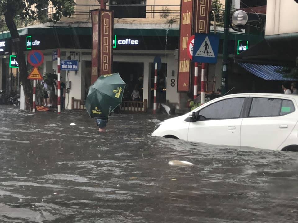 Nhiều tuyến phố của Hà Nội ngập nặng sau cơn mưa lớn