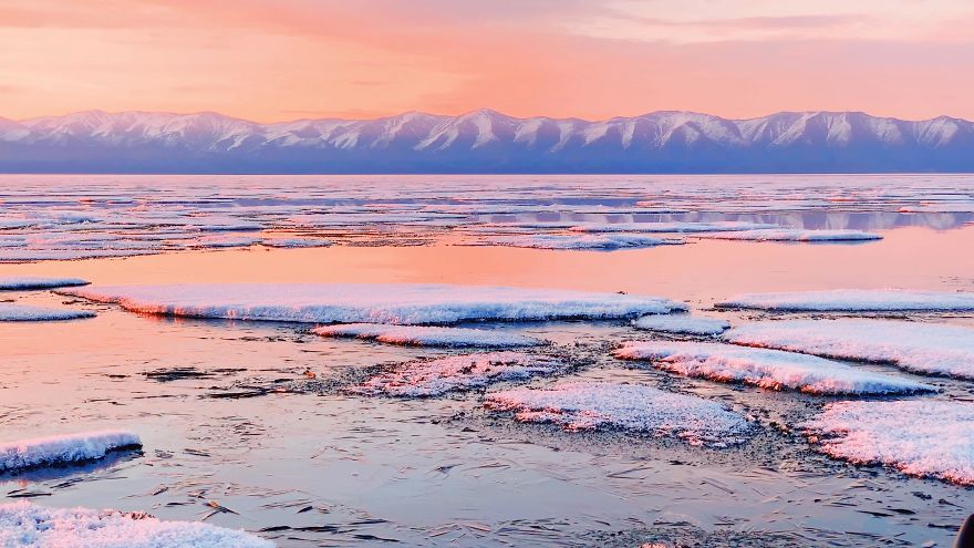 Vẻ đẹp khác thường của hồ nước sâu nhất thế giới khi băng tan