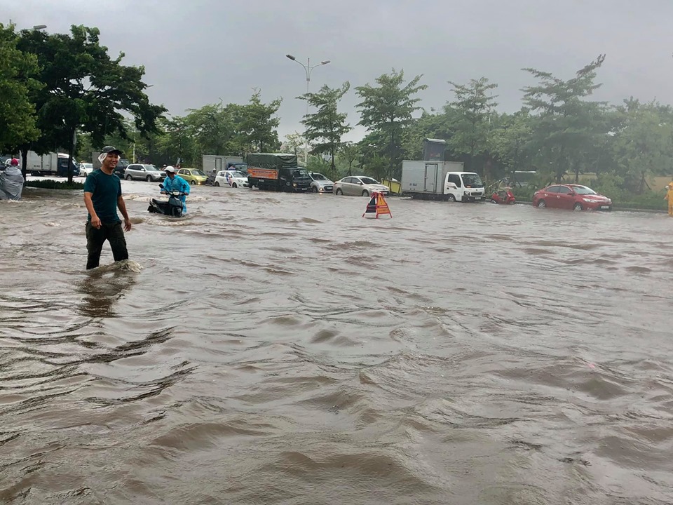 Hàng loạt tuyến phố của Hà Nội “hóa sông” trong ngày mưa bão