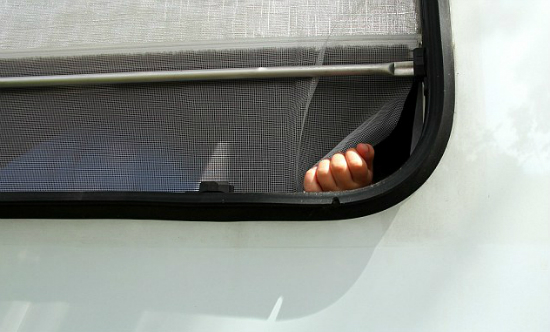 Cần trang bị kỹ năng thoát hiểm cho trẻ khi bị mắc kẹt trên ô tô