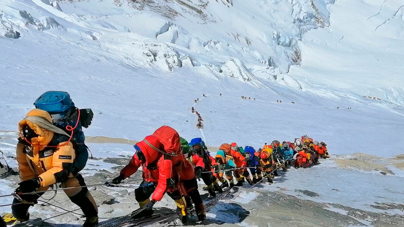 Nepal siết chặt cấp phép cho người leo núi Everest sau "mùa chết chóc"