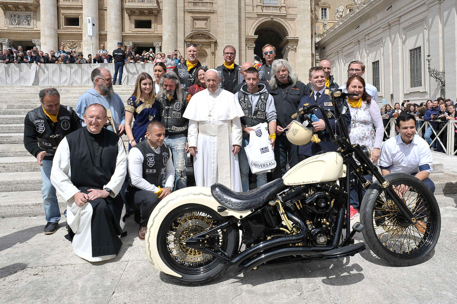 Đấu giá Harley Davidson có chữ ký của Giáo hoàng Francis trị giá khoảng 2,8 tỷ đồng