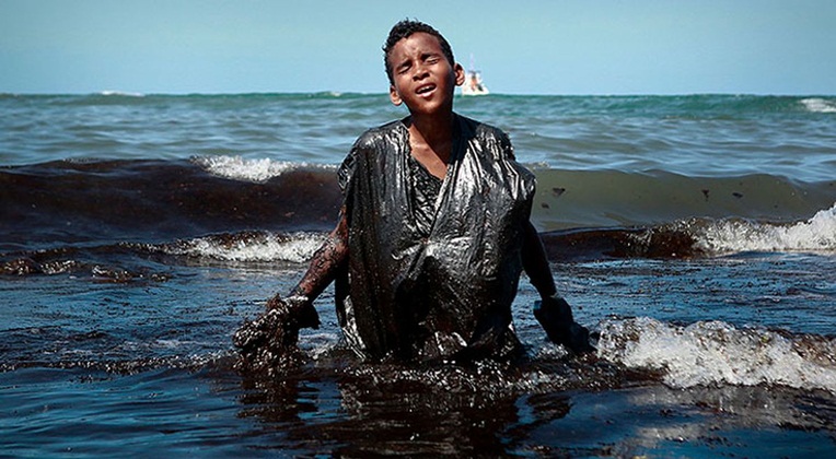 Bức ảnh cậu bé “nhuộm” dầu khiến thế giới sửng sốt