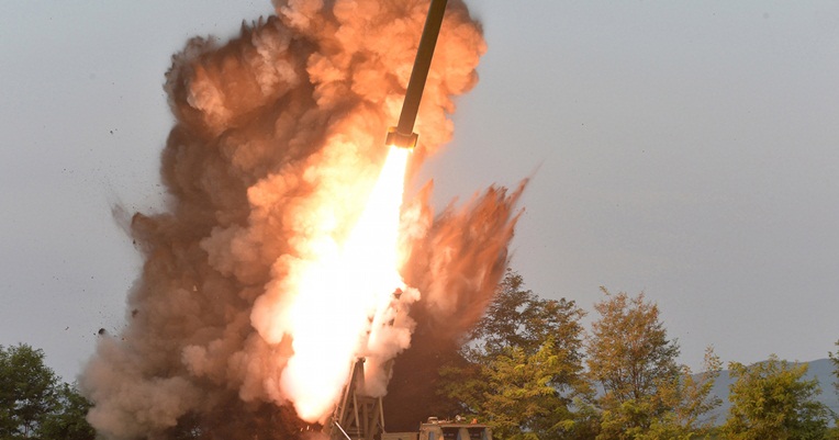 Triều Tiên thử nghiệm bệ phóng tên lửa “siêu lớn”