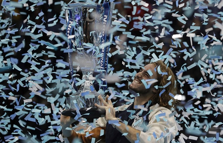 Tsitsipas thắng Thiem, trở thành tay vợt trẻ nhất vô địch ATP Finals