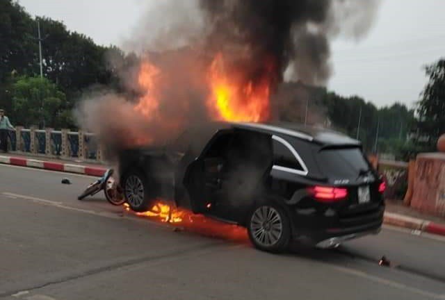 Chiếc Mercedes-Benz GLC bốc cháy dữ dội sau va chạm với xe máy