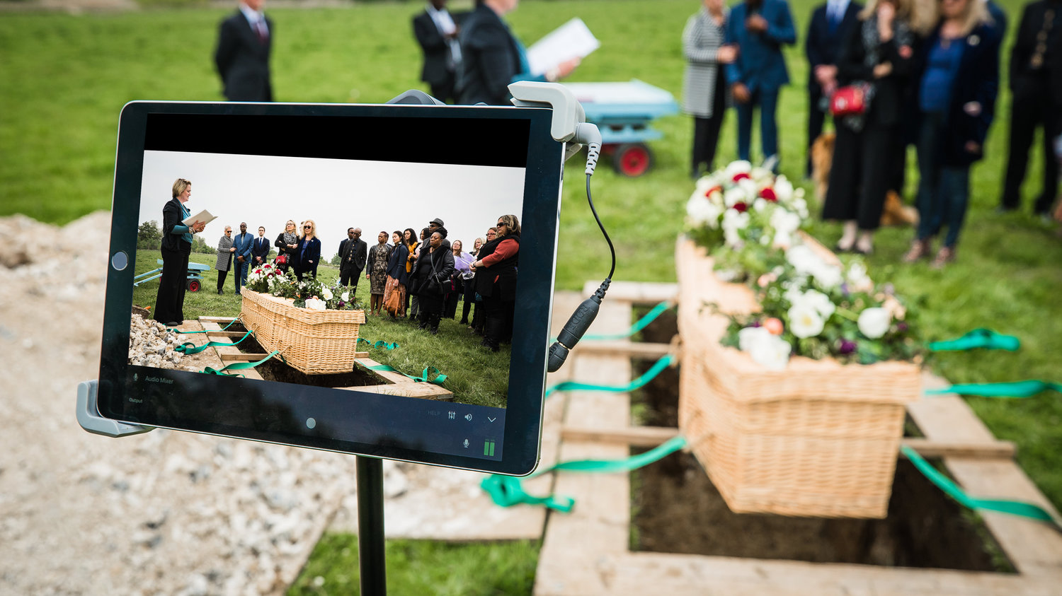 Người Mỹ cử hành tang lễ trực tuyến nhằm tránh lây lan virus Corona