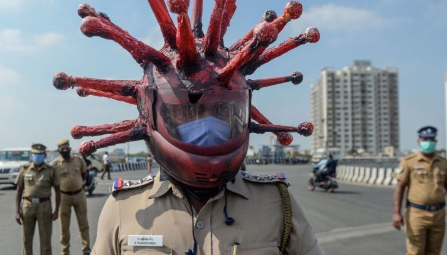 Cảnh sát Ấn Độ đội mũ bảo hiểm hình virus corona cảnh báo người dân ở nhà khi cả nước đang phong tỏa