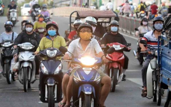 Dự luật xe máy phải bật đèn cả ngày gây nhiều tranh cãi