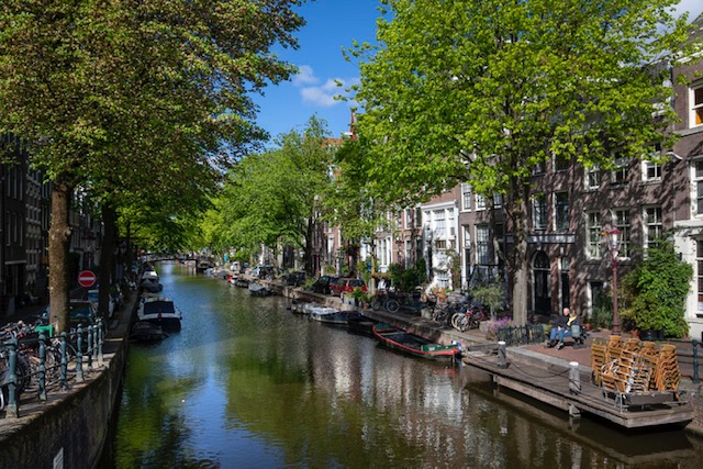 Khách du lịch đi hết, người dân Amsterdam “đòi” lại thành phố của mình