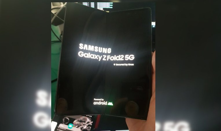 Galaxy Z Fold 2 màn hình "nốt ruồi", kích thước lớn lộ diện