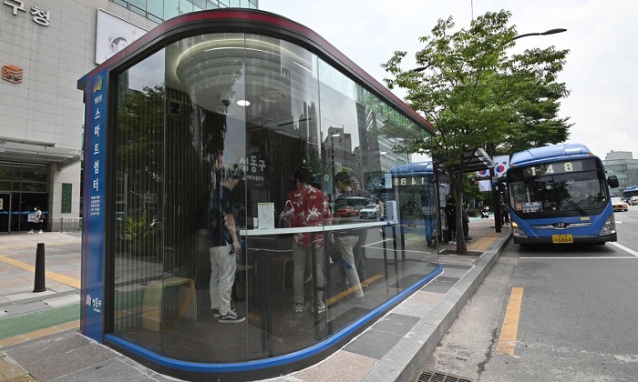 Nhà chờ xe buýt chống virus với cảm biến nhiệt độ và đèn UV tại Hàn Quốc