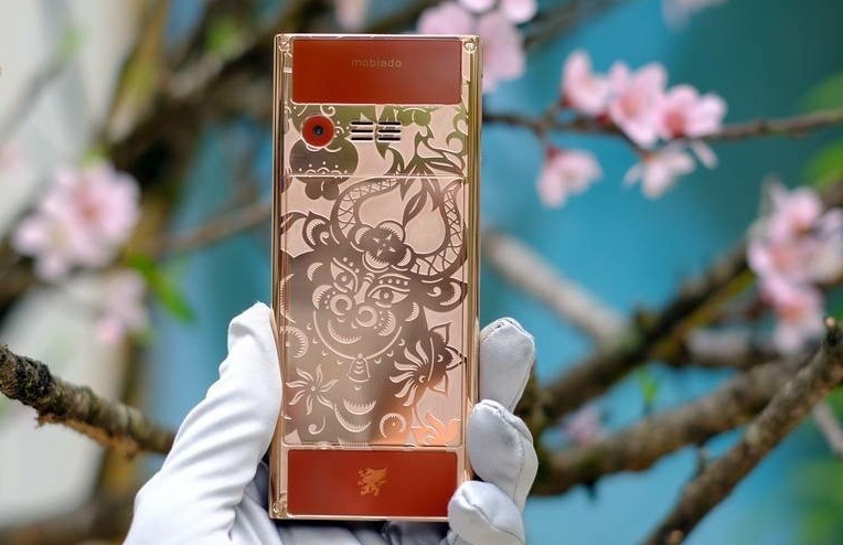 Xông đất năm Tân Sửu 2021 với mẫu điện thoại khắc họa tiết trâu vàng 