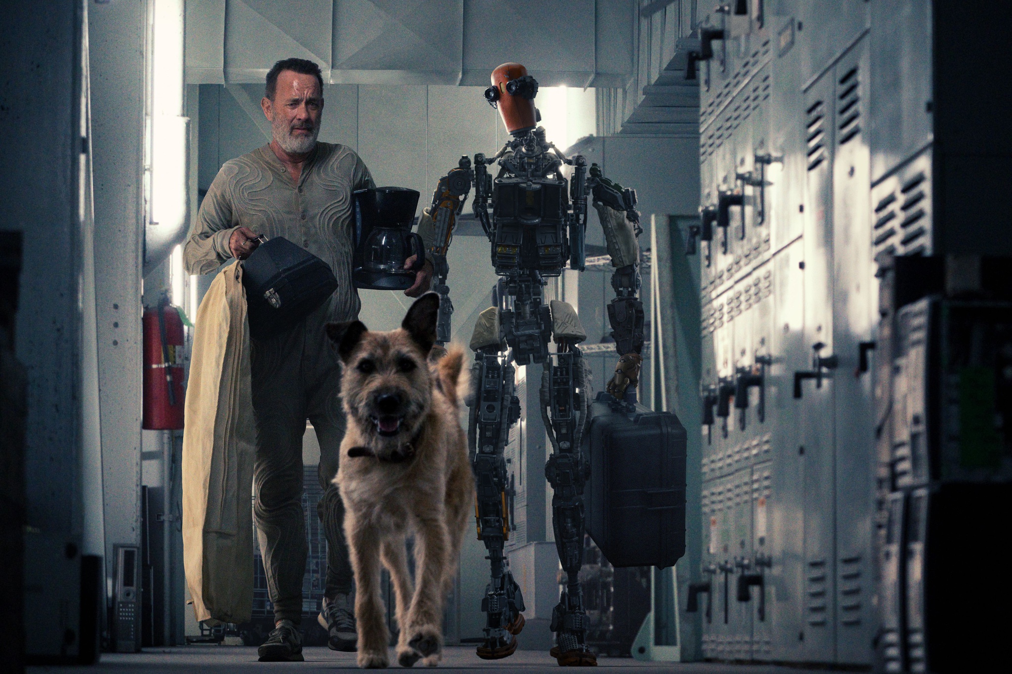 Tom Hanks bầu bạn với chú chó và robot trong “Finch” sau ngày tận thế