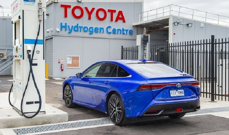 Toyota và 4 hãng xe Nhật Bản vẫn “đặt cược” vào động cơ xăng, dầu
