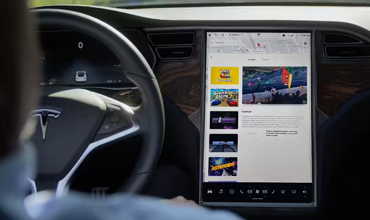 Tesla bị điều tra vì cho phép người lái chơi game khi xe đang chạy