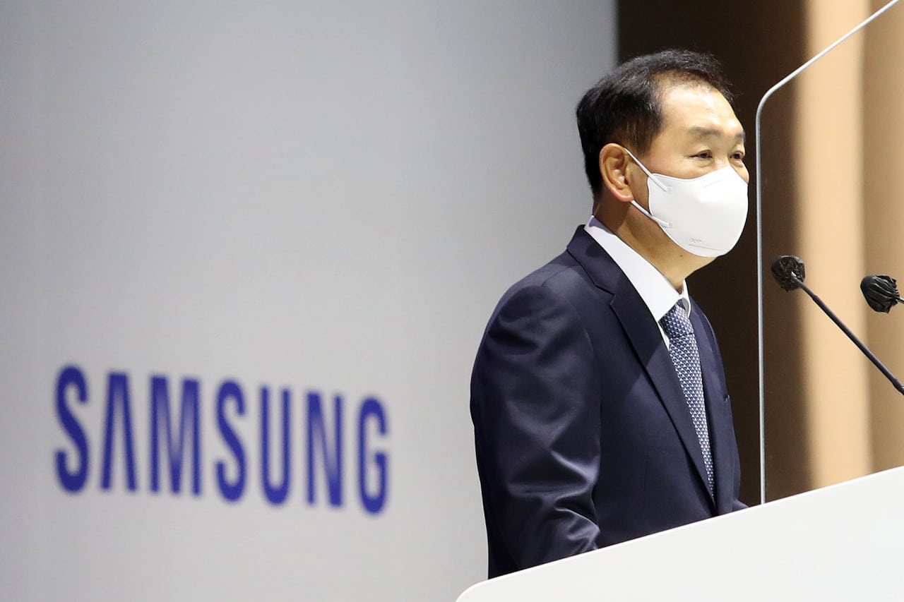 Galaxy S22 bị “bóp” hiệu suất, CEO Samsung xin lỗi người dùng