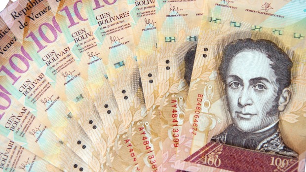 Venezuela tuyên bố thu hồi đồng 100 boliviar, tung nội tệ “khủng”