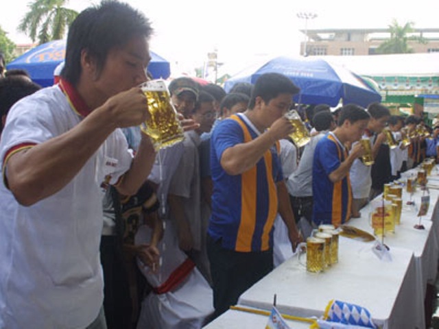 Người Việt Nam uống bia mọi lúc mọi nơi