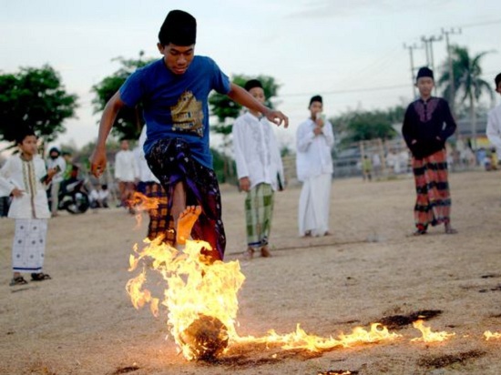  Tranh tài bằng trái bóng lửa ở Indonesia